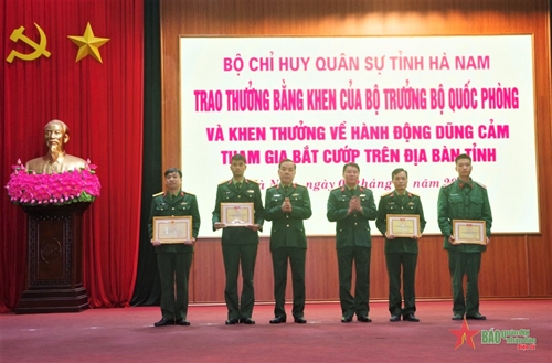 Bộ CHQS tỉnh Hà Nam khen thưởng các quân nhân dũng cảm bắt cướp
